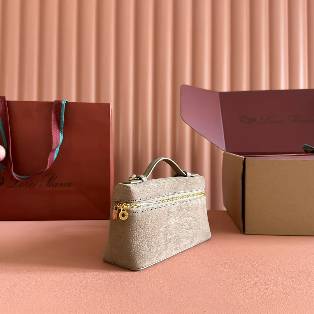 p1160💋💋💋【Original leather configuration counter complete package】 𝐋𝐨𝐫𝐨 𝐏𝐢𝐚𝐧@ Extra pocket L19 series handbag/crossbody bag, all steel deerskin, the most comfortable life is not defined, just like loro The material design of pian@ does not require complicated design styles. The simple and soft outline is elegant and durable, like an exquisite cosmetic case, which perfectly balances appearance and functionality. The leather is delicate and feels as soft as butter. The small bag has a large capacity. It is not only portable with a thin shoulder strap, but can also be worn cross-body. Sisters who have a special liking for minimalist style can buy it. It is simple and versatile. The simpler, the more different. Stars and Instagram celebrities are all planting it. There are two sizes of 19 cm and 27 cm. One is exquisite and casual, and the other is elegant and grand. Size: Small: length 19×width 7×height 12cm (